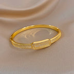 צמיד זהב קשיח עם לוחית מלבנית משובצת זירקונים