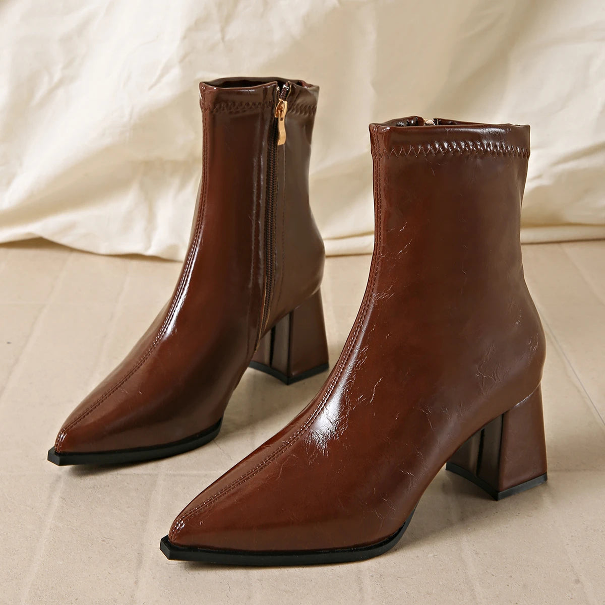 מגפוני עקב מבריקים עם אף מחודד ועקב רחב – חום