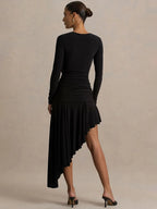 שמלה א-סימטרית עם שרוולים ארוכים ושוליים נשפכים