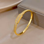 צמיד זהב קשיח עם לוחית מלבנית משובצת זירקונים